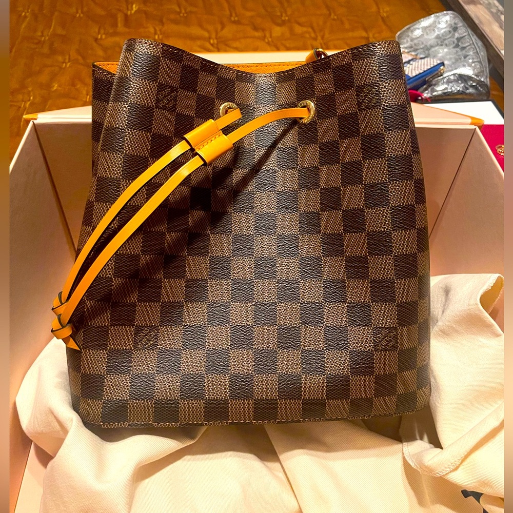 This is an authentic New LOUIS VUITTON Monogram Neonoe MM. Retails  for $2500